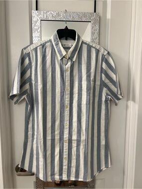 GAP Men's Short-Sleeve Button-Down Shirt in Blue and White Stripes